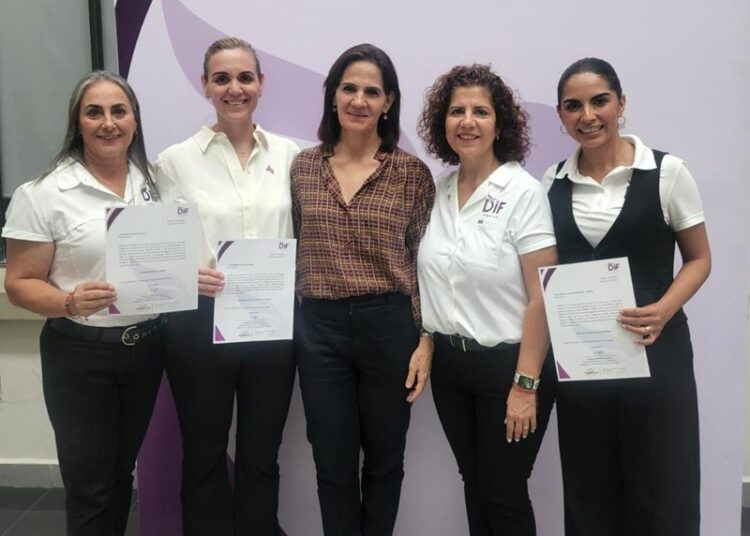 Presidenta del DIF Tampico entrega nombramientos a equipo de colaboradoras