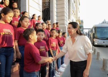Reconoce Mónica Villarreal desempeño académico de alumnos destacados