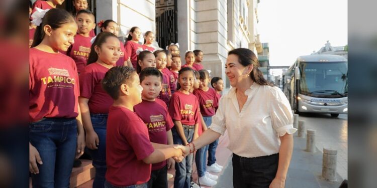 Reconoce Mónica Villarreal desempeño académico de alumnos destacados