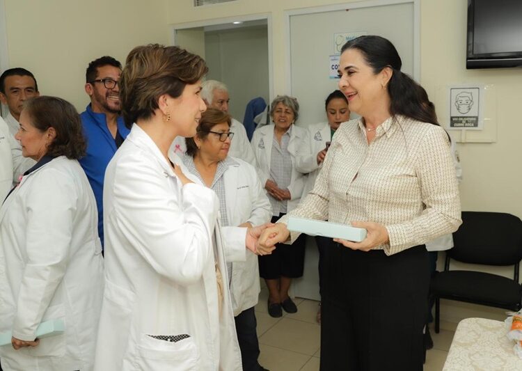 Reconoce Mónica Villarreal a los Profesionales Médicos en su Día
