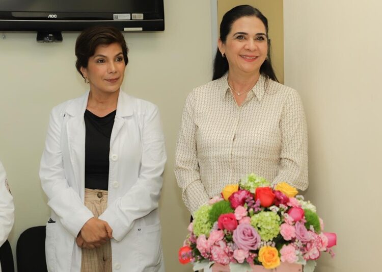 Reconoce Mónica Villarreal a los Profesionales Médicos en su Día