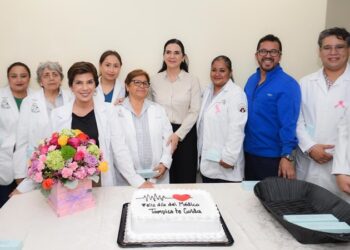 Reconoce Mónica Villarreal a los Profesionales Médicos en su Día