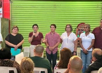 Responde Mónica Villarreal compromiso con locatarios del Mercado del Norte