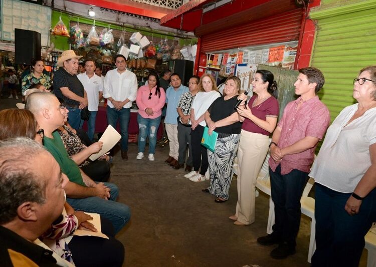 Responde Mónica Villarreal compromiso con locatarios del Mercado del Norte