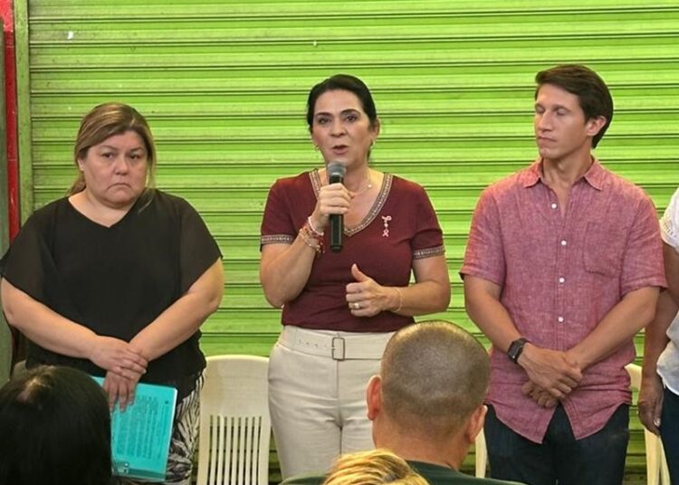 Responde Mónica Villarreal compromiso con locatarios del Mercado del Norte