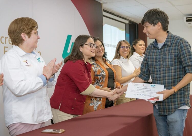 Reconocen a docentes, personal administrativo y estudiantes de la UT Altamira