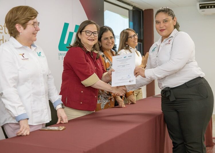 Reconocen a docentes, personal administrativo y estudiantes de la UT Altamira