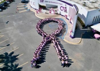 Se unen en Lazo Rosa Humano por mes de lucha contra cáncer de mama