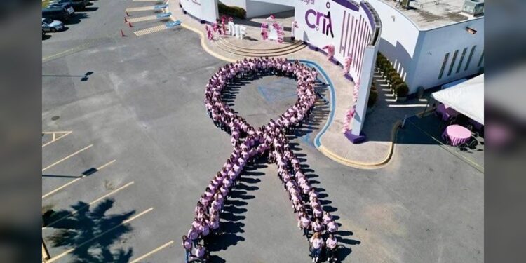 Se unen en Lazo Rosa Humano por mes de lucha contra cáncer de mama