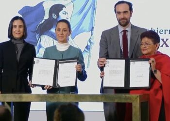 Sheinbaum firma decreto, Pemex y CFE vuelvan a ser empresas públicas