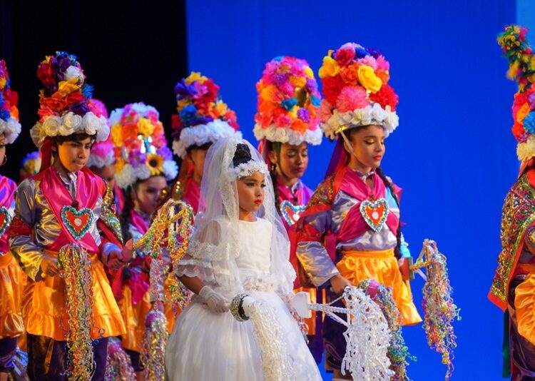 Viven neolaredenses tarde de danza y teatro