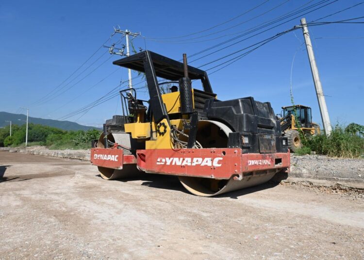Supervisa Gattás avance de pavimentación en la México