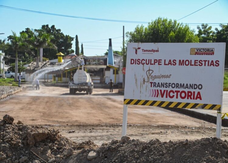 Supervisa Gattás avance de pavimentación en la México