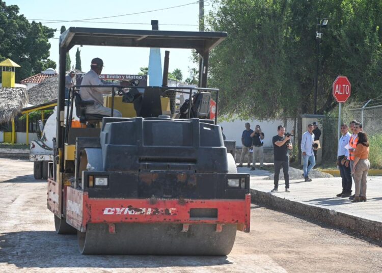 Supervisa Gattás avance de pavimentación en la México