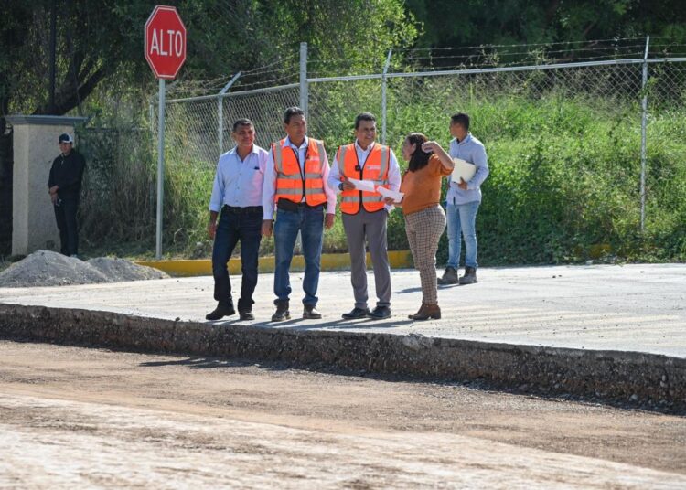 Supervisa Gattás avance de pavimentación en la México