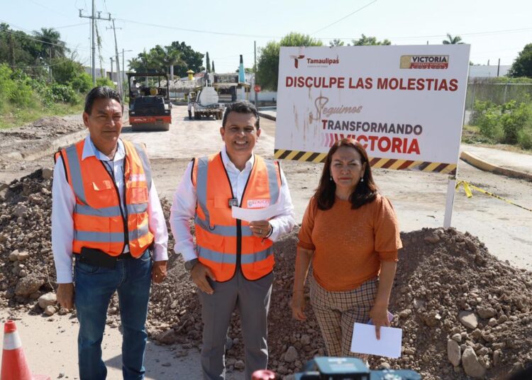 Supervisa Gattás avance de pavimentación en la México