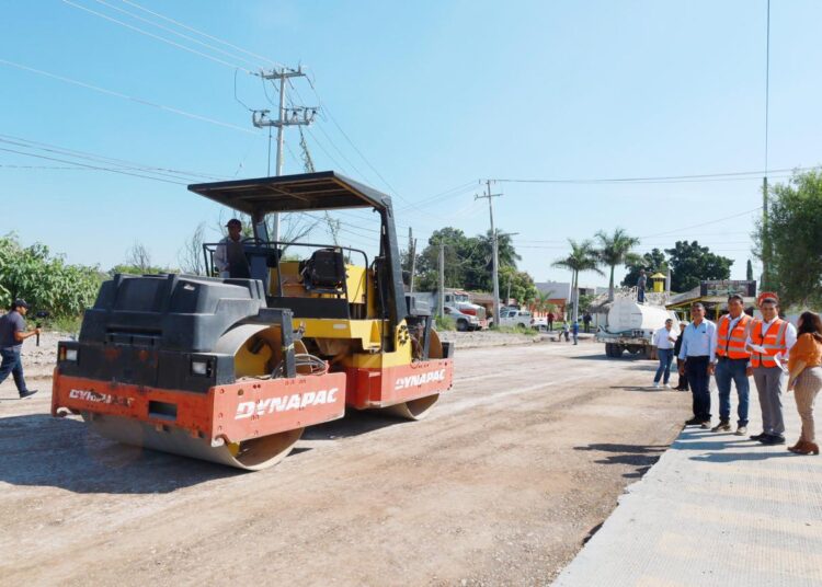 Supervisa Gattás avance de pavimentación en la México