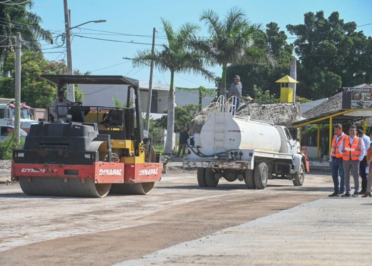 Supervisa Gattás avance de pavimentación en la México