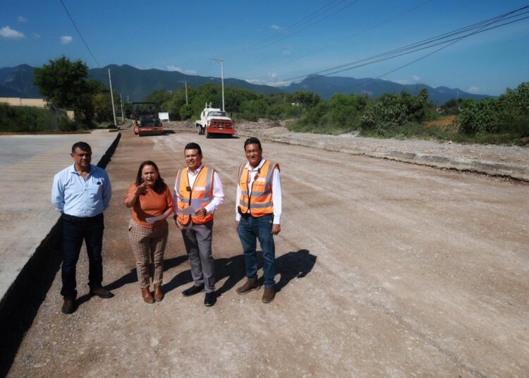 Supervisa Gattás avance de pavimentación en la México