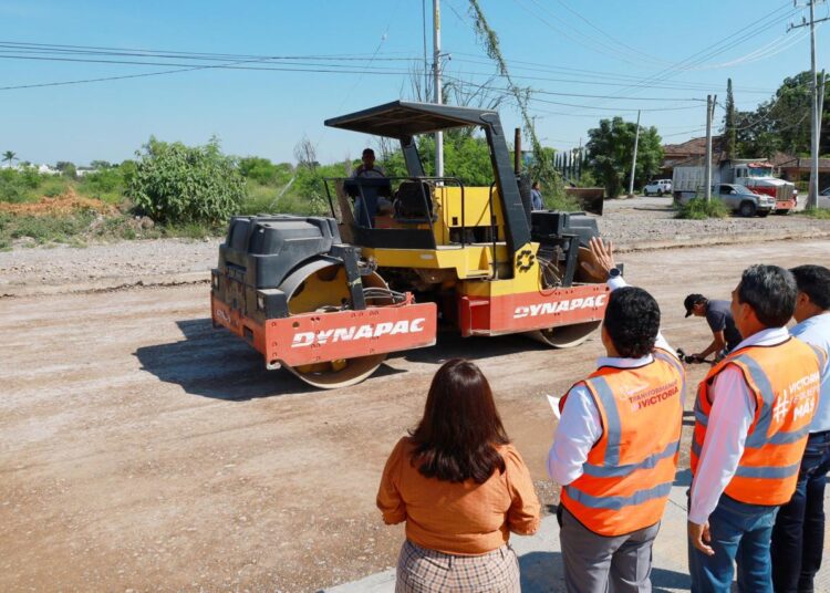 Supervisa Gattás avance de pavimentación en la México