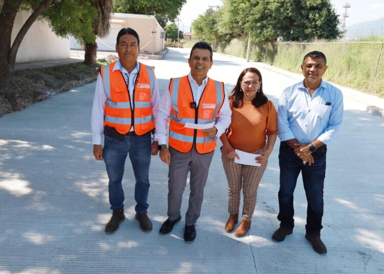 Supervisa Gattás avance de pavimentación en la México