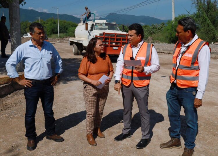 Supervisa Gattás avance de pavimentación en la México