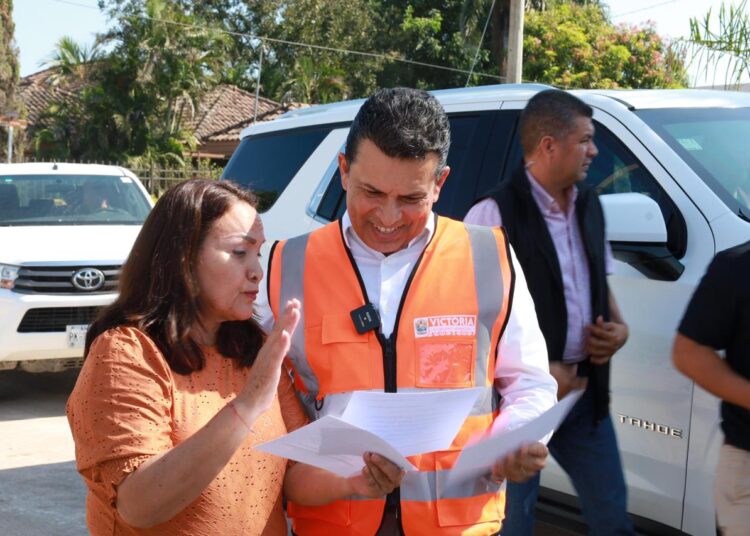 Supervisa Gattás avance de pavimentación en la México