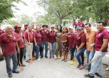 Mónica encabeza jornada de limpieza en el panteon