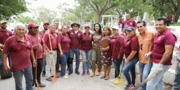 Mónica encabeza jornada de limpieza en el panteon