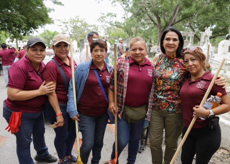 Mónica encabeza jornada de limpieza en el panteon
