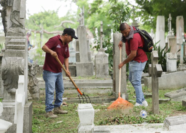 Mónica encabeza jornada de limpieza en el panteon
