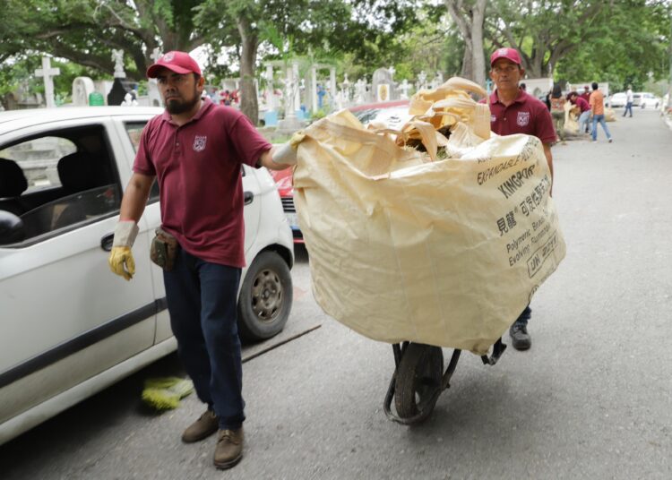 Mónica encabeza jornada de limpieza en el panteon