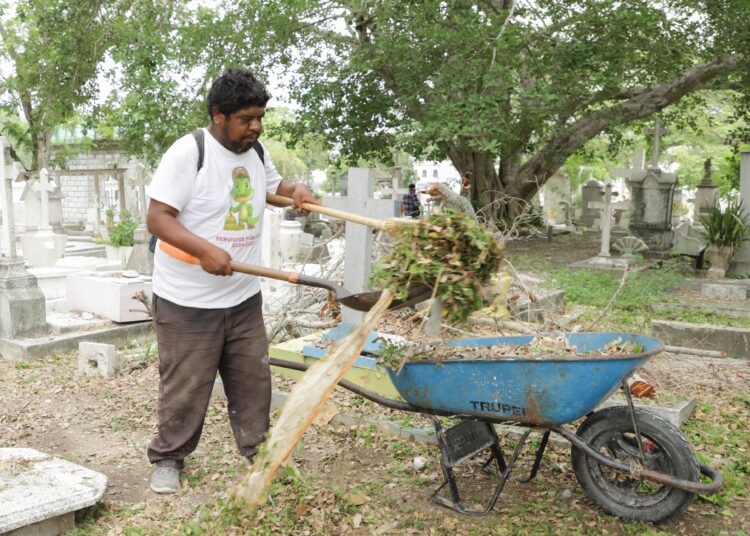 Mónica encabeza jornada de limpieza en el panteon