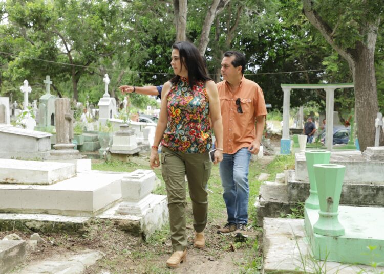 Mónica encabeza jornada de limpieza en el panteon