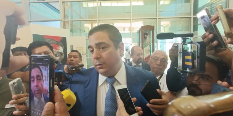 ¡Ismael llega al Congreso con amparo en mano!