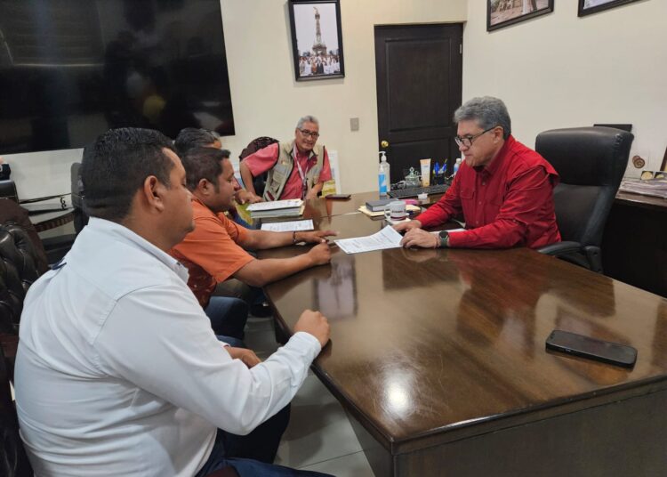 Recibe Armando Martínez a nueva dirigencia del SUTRA