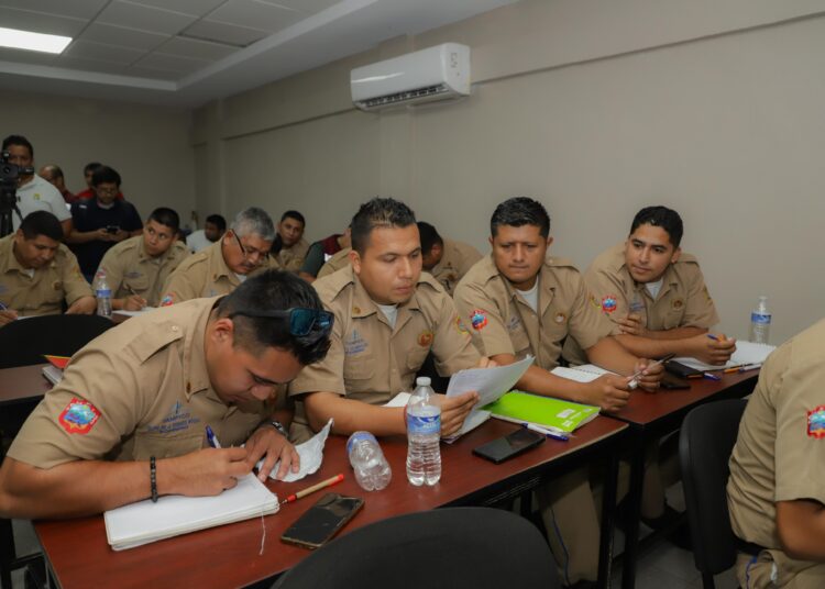 Promueve Mónica Villarreal capacitación a Bomberos
