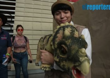 Inaugura Carmen Lilia la exposición Tierra de Dimosaurios en Nuevo Laredo