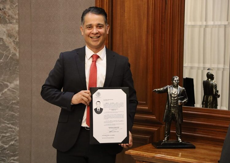 Entrega gobernador Fiat de notarios públicos