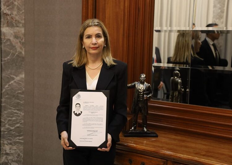 Entrega gobernador Fiat de notarios públicos