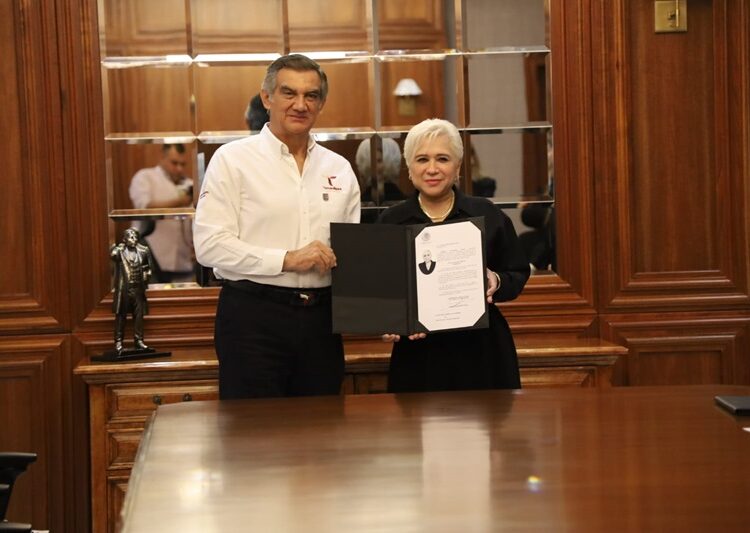 Entrega gobernador Fiat de notarios públicos