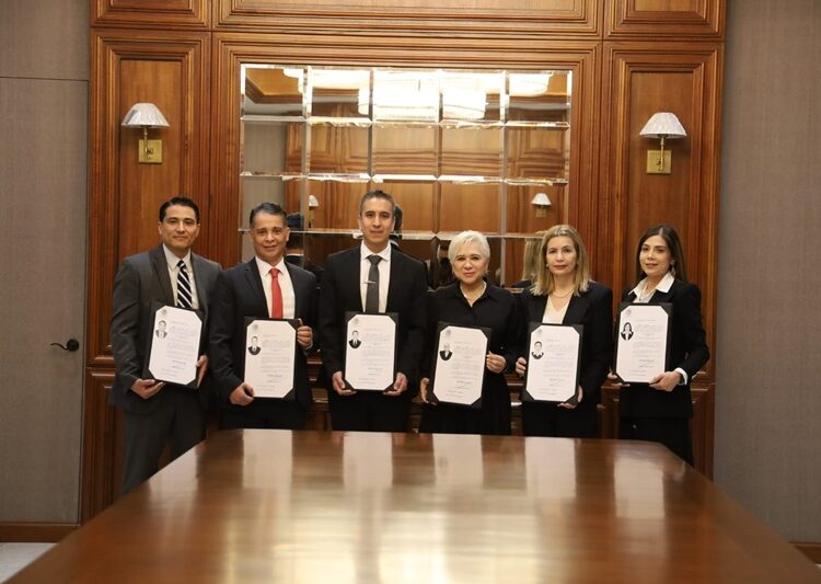 Entrega gobernador Fiat de notarios públicos