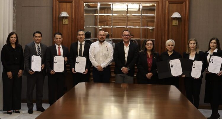 Entrega gobernador Fiat de notarios públicos