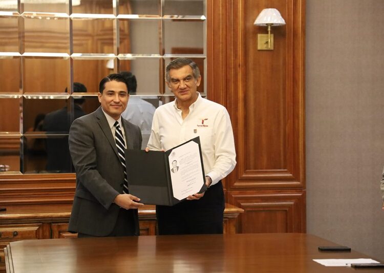 Entrega gobernador Fiat de notarios públicos