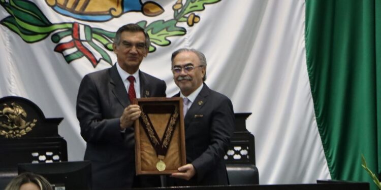 Entrega AVA la “Luis García de Arellano” postmortem  a José Sierra Flores