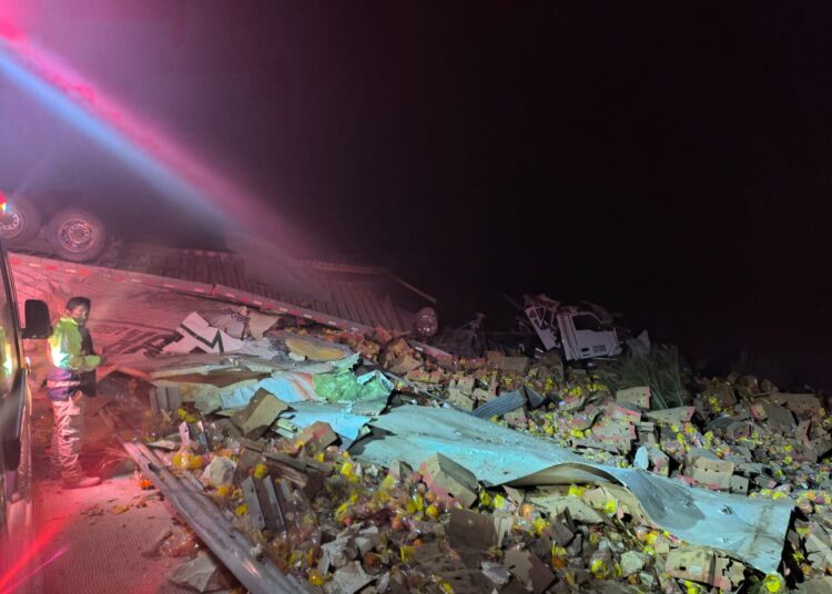 Se accidenta trailer en la Monterrey-Nuevo Laredo