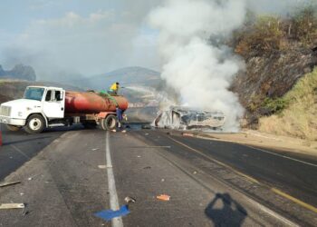 Imprudencia de conductores ocasiona grave accidente en la siglo XXI