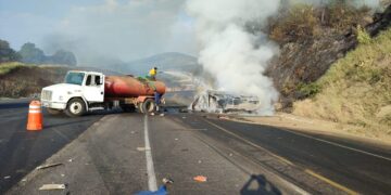 Imprudencia de conductores ocasiona grave accidente en la siglo XXI