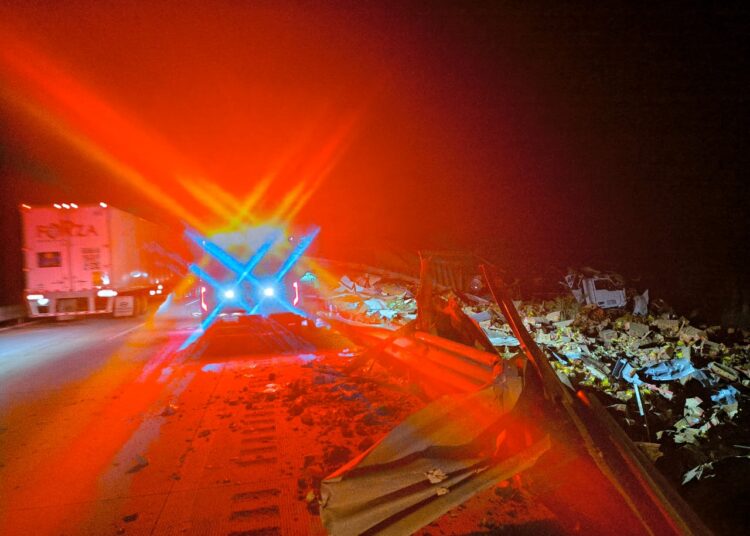 Se accidenta trailer en la Monterrey-Nuevo Laredo