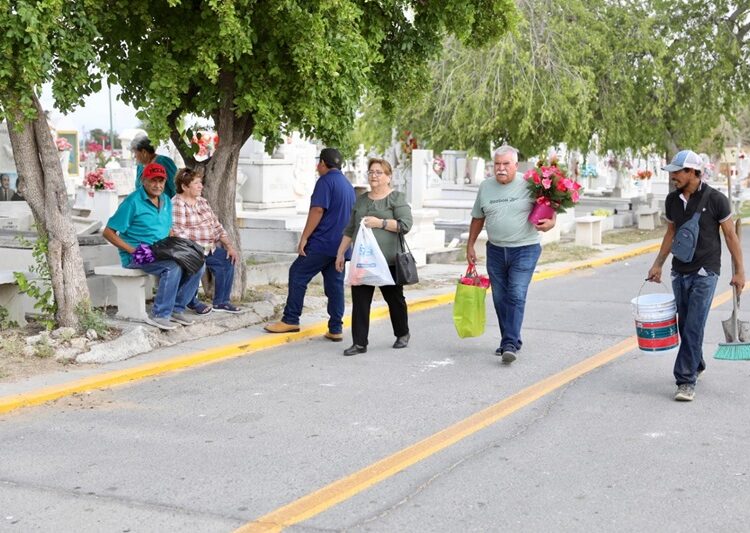 Agradecen ciudadanos limpieza y organización en panteones municipales
